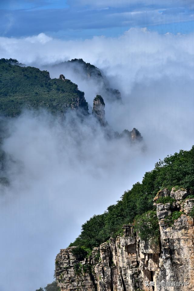 欧亚张家凹的奇峰和云海