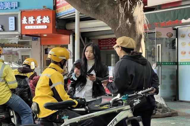 外卖小哥扶老人被讹3万，他借钱赔偿走人，次日接到90个电话