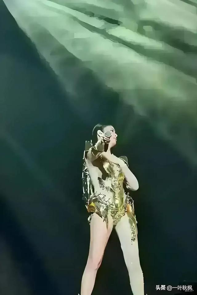 陈慧琳演唱会穿三角裤衩，五十多了合适吗？人老心不老 不愧是女神