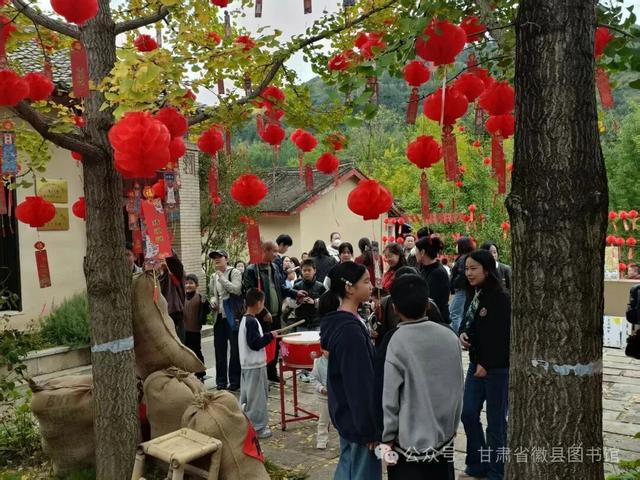 书香缀银杏 竞答引热潮——徽县图书馆为文旅盛会注入文化活力