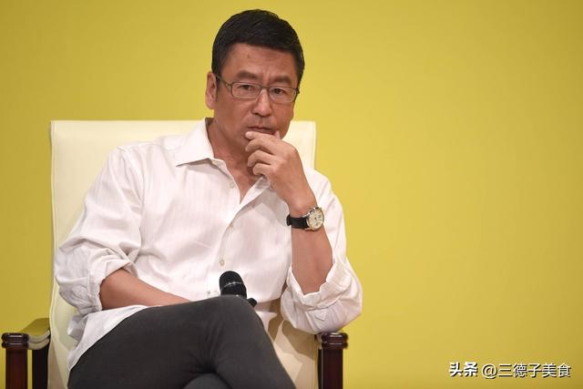 从"央视一哥"到跌落神坛	，57岁白岩松的评论，再遭官媒和网友批评