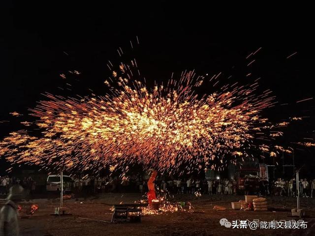 白马盛典·星光夜市：千年史诗与人间烟火的夏夜狂想曲