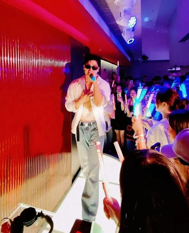 海底捞变夜店?男模擦边、DJ蹦迪,为什么不能让人好好吃饭?