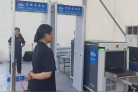 进机场总要被人用“小纸片”蹭一下，这到底是干什么？图片