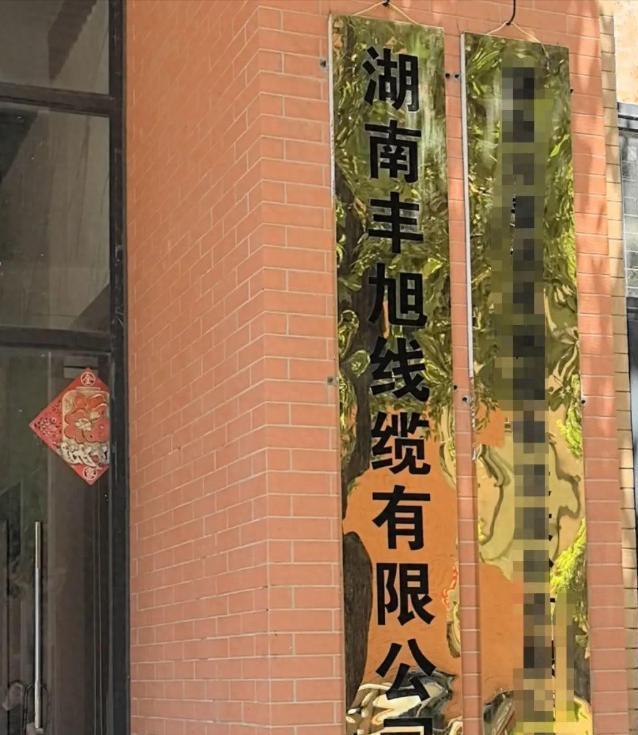 太猖狂！记者被打后续：警方介入，厂家底裤被扒光，这下摊上事了