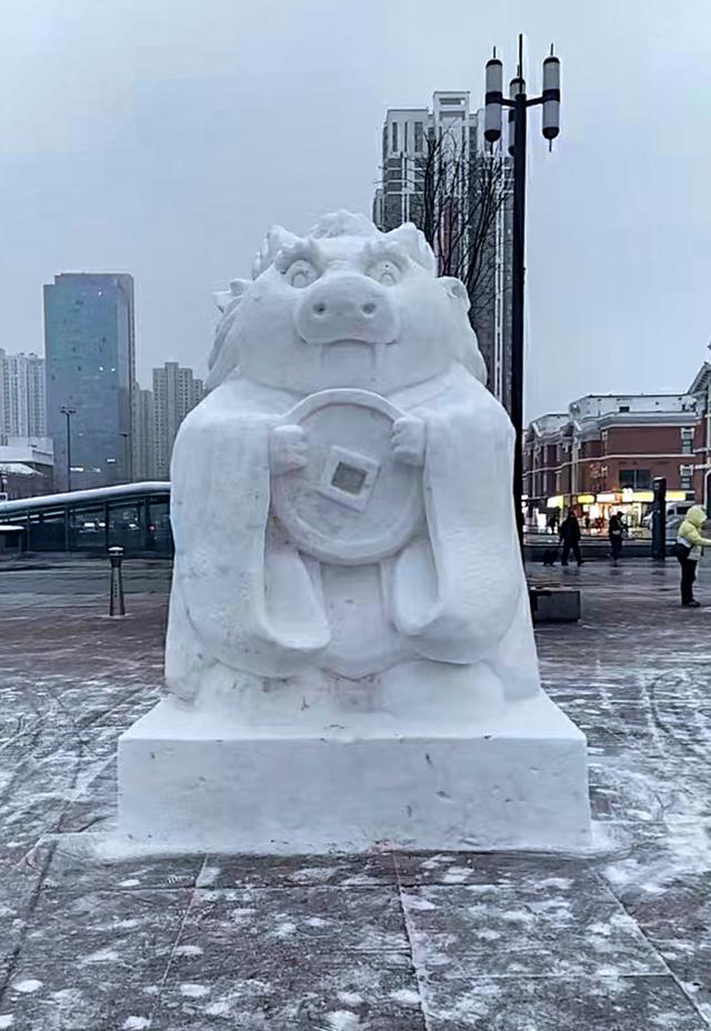 辽宁沈阳：沈阳火车站巨型雪人雪雕已成为市民与游人的热门打卡点