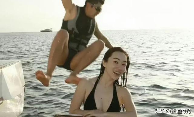 霍思燕穿旗袍携爱犬夺冠前凸后翘丰乳肥臀 难怪杜江对她生理性喜欢