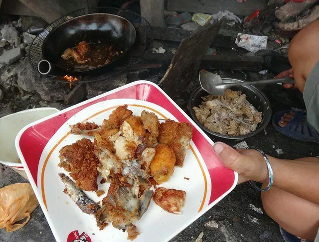 穷得吃垃圾、吃虫维生，富得请菲佣！菲律宾凭啥成全球奇景？