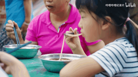 一半是安逸养老，一半是熬夜天堂！这座城冬天有鲜花，凌晨有人潮