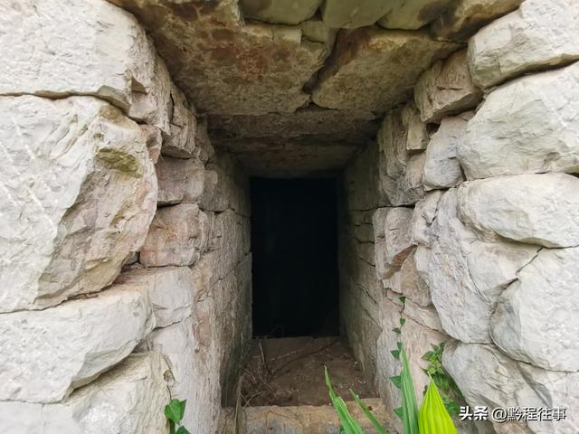 偏远乡野中寻找一个古寺遗址，探险一个深邃溶洞