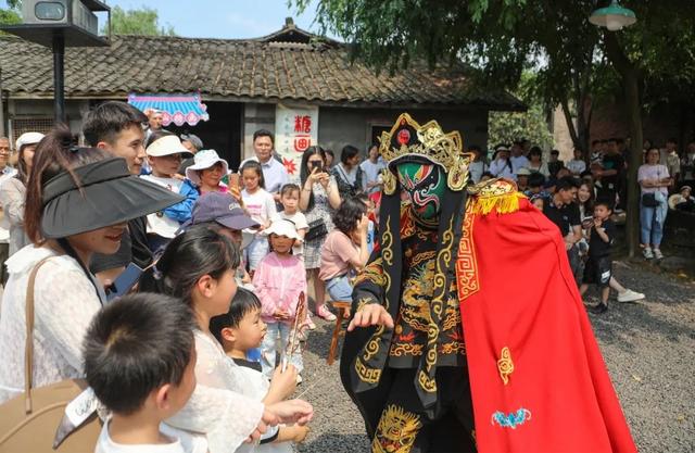 峨眉山脚藏了个让全家嗨翻天的"小香港"！