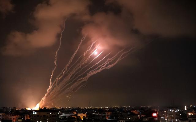 中东再燃战火！100枚导弹从天而降，英法德俄失声，释放信号强烈