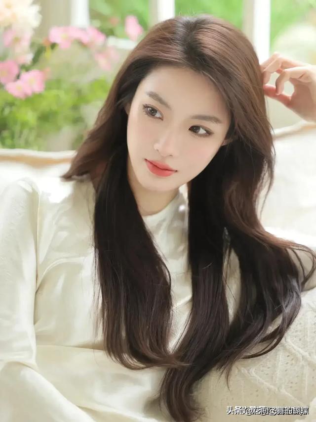 江苏徐州一校花,身高 173cm身材拥有黄金比例,散发迷人魅力