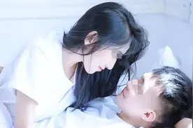 出差提前回家，妻子竟然偷偷和前男友约会，彻夜未归图片