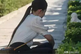 人无完人 没想到美若天仙的刘亦菲头发会这么少，她忘带假发片了！图片