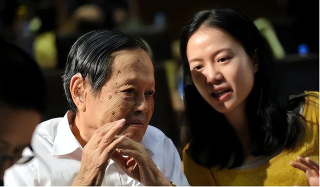 杨振宁家庭情况曝光：3个儿女无人继承物理学，与翁帆关系也很好