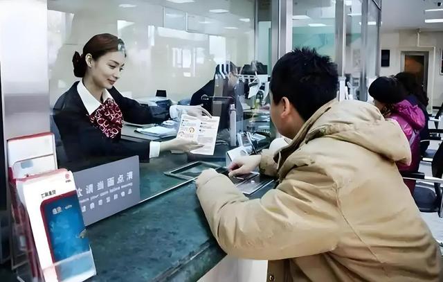 又一个金饭碗被砸碎！当年挤破头考进银行的年轻人，开始辞职了？