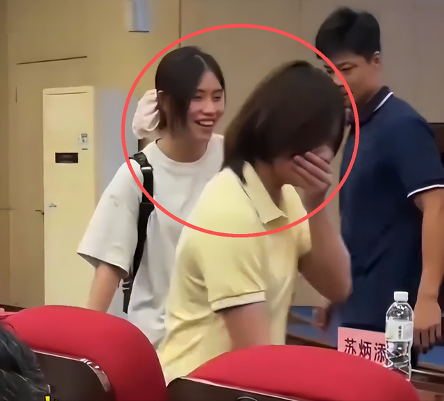 全红婵参加开学典礼，身体发育明显，网友：这么胖，好好读书吧！