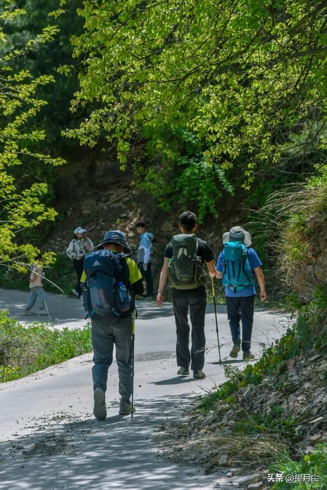 《太行山徒步记：从西走到南》免费的挂壁公路，悠悠然的崖边行走