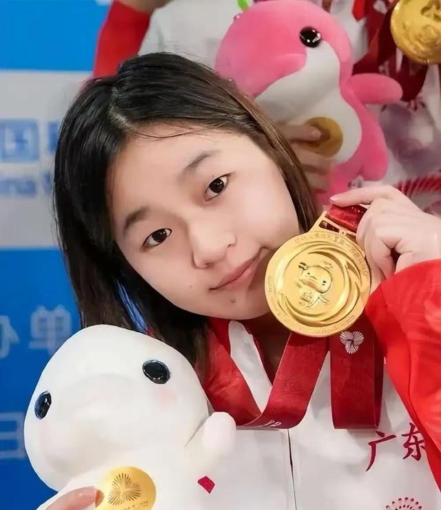 张家齐退役后直播带货	，被嘲忘本又掉价，好友全红婵空降礼物支持