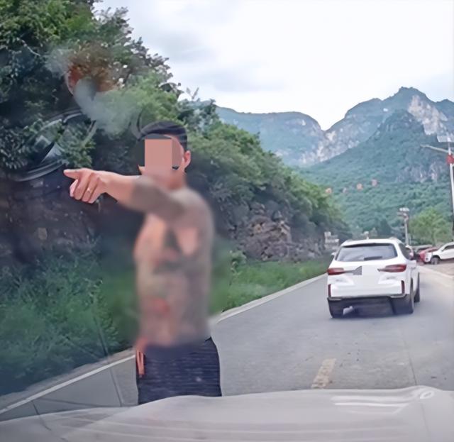 奥迪车强行加塞未果超速拦车，3男子下车扔槟榔渣露出纹身并辱骂对方，山西警方：人已找到