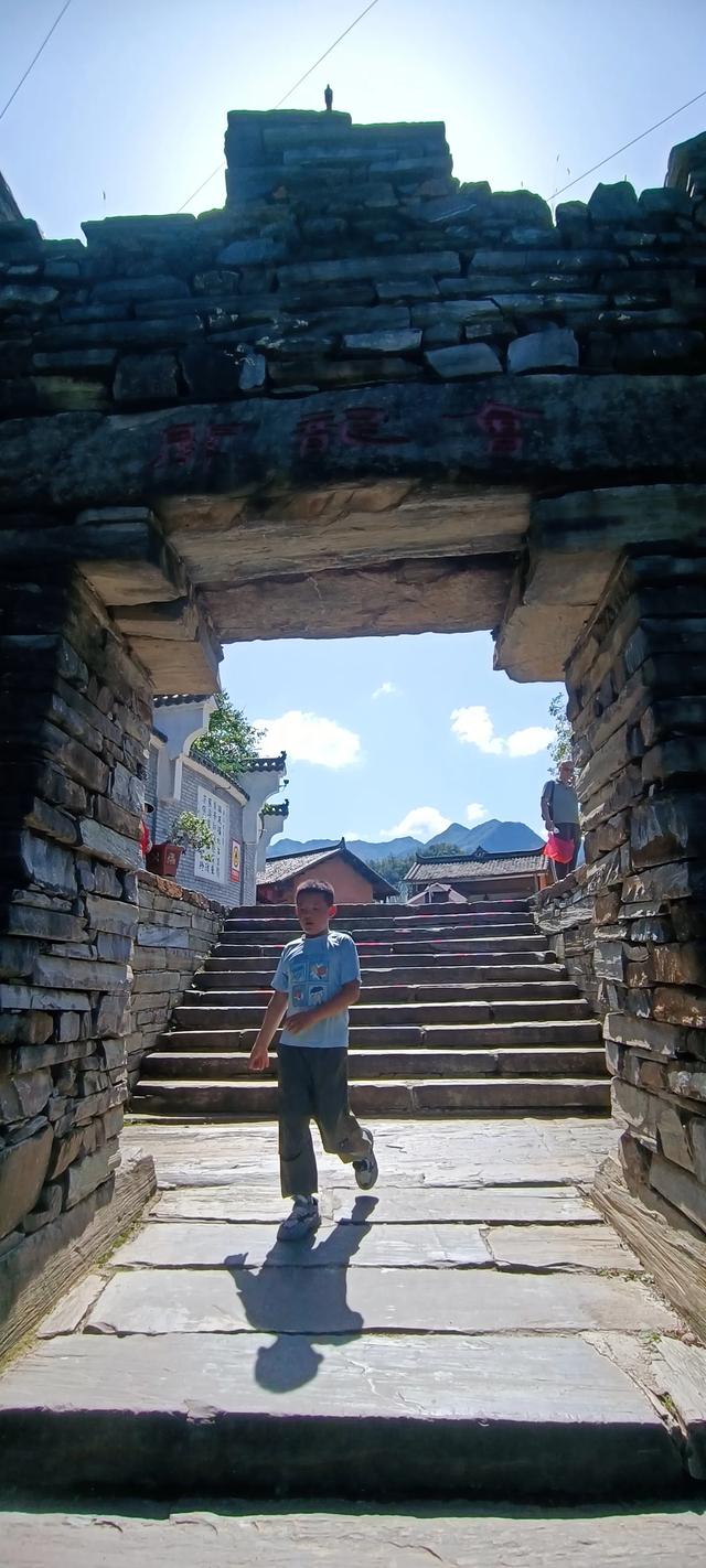 两山相对出，孤峰绕白云