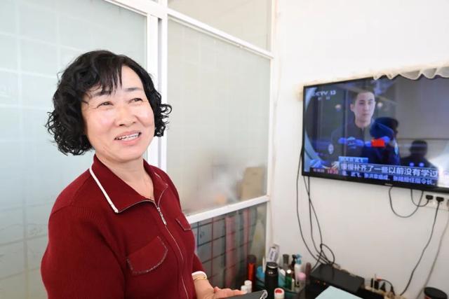 点火发射前，中国最年轻航天员父母的38小时