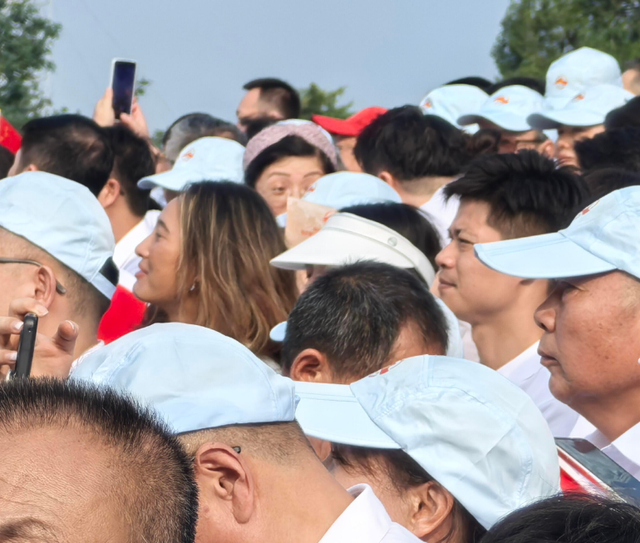 九三盛大阅兵！霍启刚姚明意外同框，郑钦文太兴奋，马龙太低调