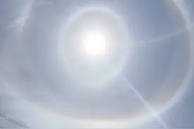 罕见日晕！广西天空现神奇天象，虹光环绕好似“天眼”图片