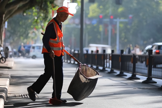 美国人评论亚洲街道：日本干净，印度脏乱，而中国只用4个字形容