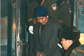 老兵勇斗76名火车劫匪，立下大功却消失6年，政委：你果然不简单图片