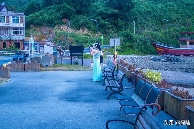东海岸1号公路的起点是崇家岙，抵达前需要穿过一桥一洞