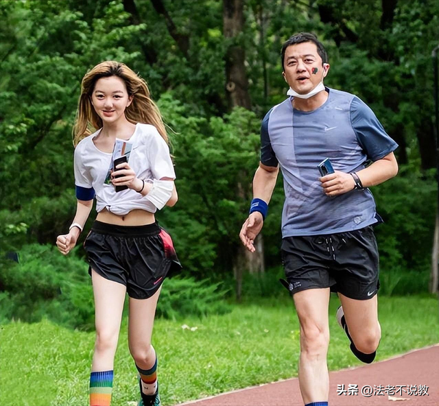 李亚鹏欠债4.6亿，19岁女儿李嫣却被全网逼债，王菲也护不住