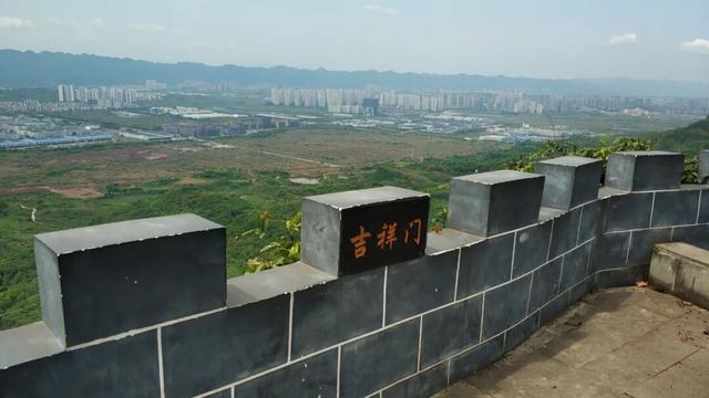 重庆九龙坡有一座明朝大寨，拥有18道城门，相传张献忠在此称帝