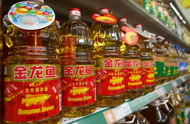 信号越来越明显！新加坡总理公开支持高市后，金龙鱼凉得更快了