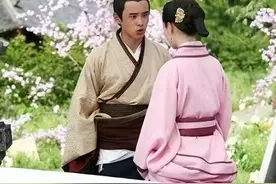 为何影视剧通常只拍上半身？原来镜头外的下半身，个个都惨不忍睹图片