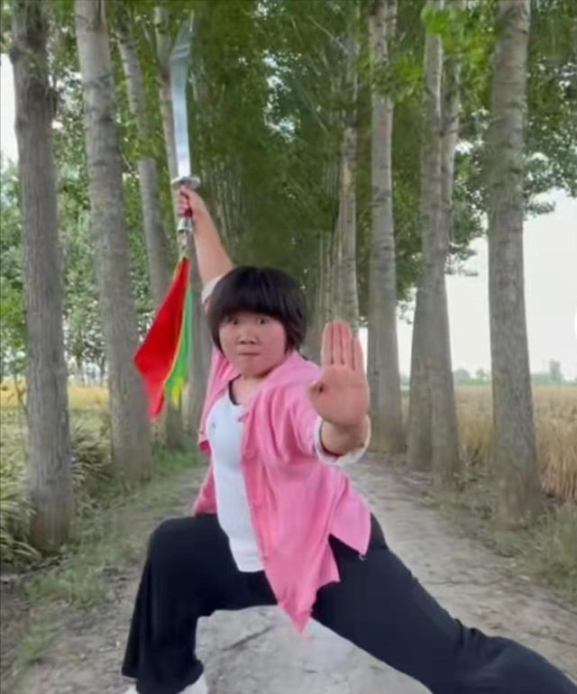 河南170斤女孩：练武20多年干倒5家武馆，被央视挖掘现700多万粉