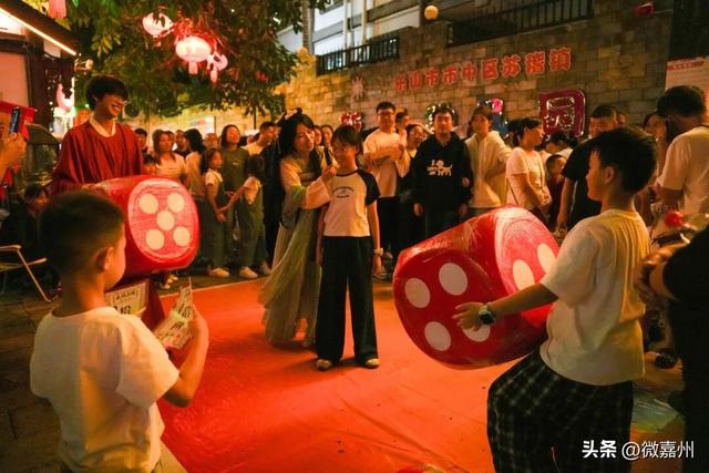 嘉州味・双节乐丨夜游苏稽热度攀升，各地游客沉醉古镇魅力