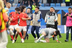 2-0！赛后广州球迷和大连球迷在地铁冲突，互扔水瓶，水花四溅图片