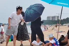 辽宁盖州一游客海滩支遮阳伞被要求交50元，景区回应：属个人承包区域，收费没有问题图片