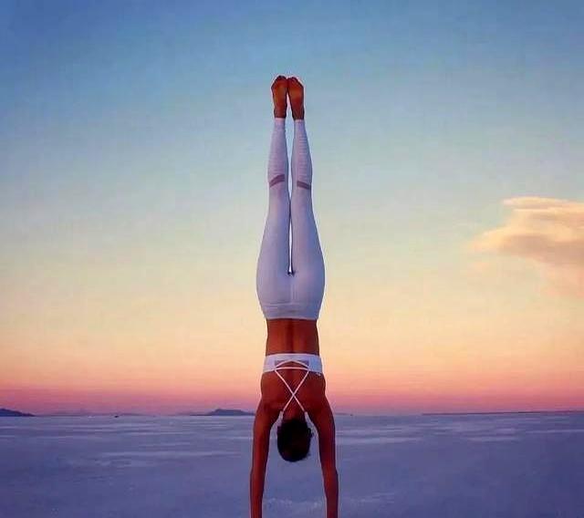 “倒立”是最高级的保养，4步教你学会手倒立，让你年轻10岁！