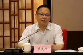 他带情人游玩，让商人承担费用图片