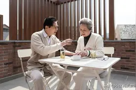 现在到入冬，中老年别太节俭，多备3种零食，每天吃点，强身健体图片