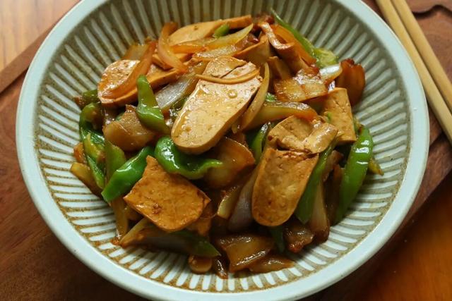 没想到，这三样食材组合炒一盘，才叫好吃下饭！关键既便宜又营养