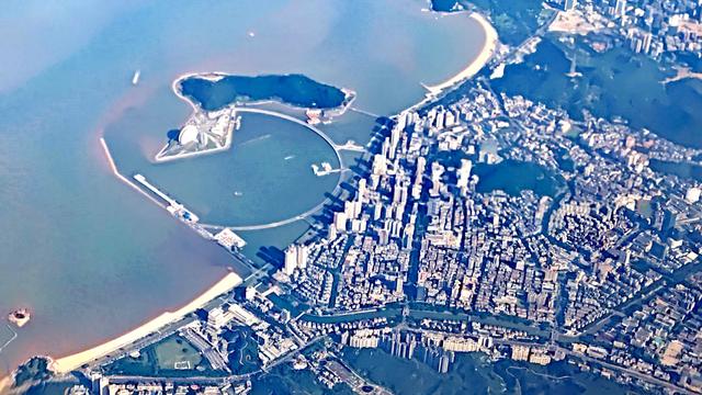 从飞机窗外高空俯瞰深圳和珠海，真的太漂亮了！