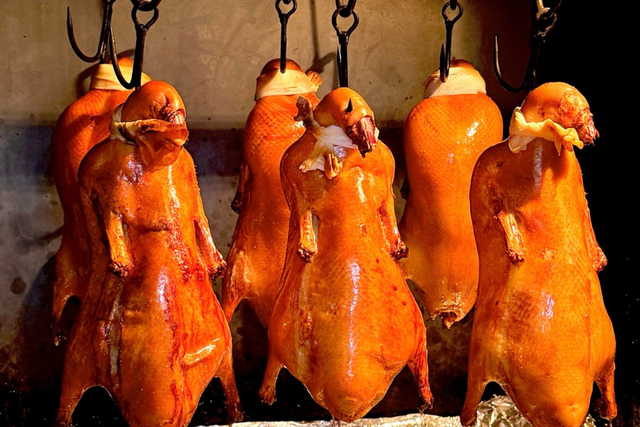 活鸭120元，做成烤鸭25元！利润还有36%，得知原因后：敢放心吃了