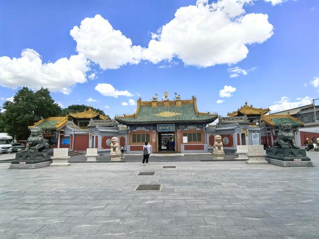 阿拉坦汗的塑像为啥立在呼市中心？闹市中逛无量寺吃风味手把羊肉