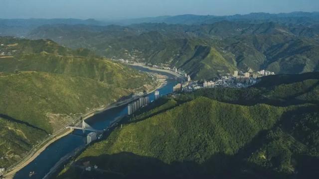 推窗见山，住进风景里，六家秋日必睡美宿