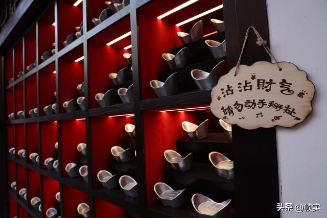 沾沾财气，千年古镇上海七宝老街惊现 “银墙” 打卡点