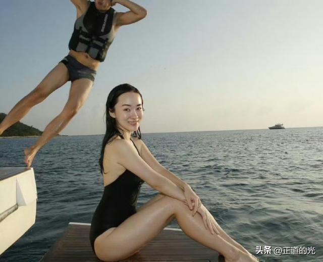 霍思燕穿旗袍携爱犬夺冠前凸后翘丰乳肥臀 难怪杜江对她生理性喜欢